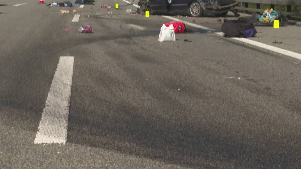 Tödlicher Unfall: Auf der A1 vor der Raststätte Gunzgen Nord stirbt ein Lieferwagenfahrer