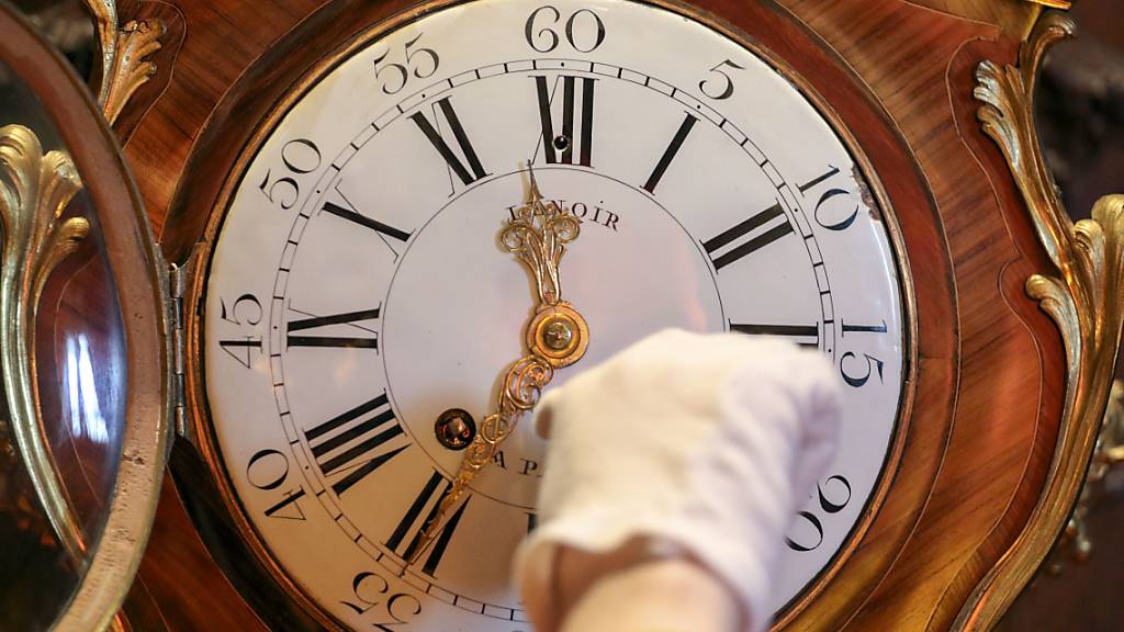 Ein Mitarbeiter kontrolliert eine Uhr im Schloss Waddesdon Manor in Buckinghamshire in Vorbereitung auf die Zeitumstellung am 25. Oktober. An diesem Sonntag werden mit Beginn der Winterzeit die Uhren in Europa wieder um eine Stunde zurückgedreht. Foto: Steve Parsons/PA Wire/dpa