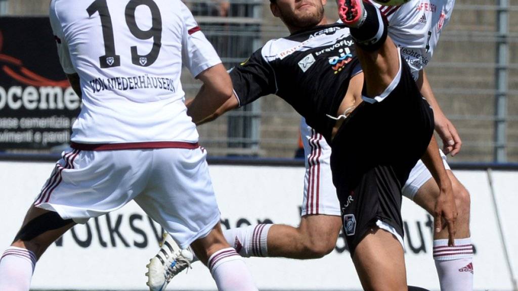 Hoch das Bein: Zoran Josipovic (rechts) erhält in Aarau einen Vertrag bis 2018