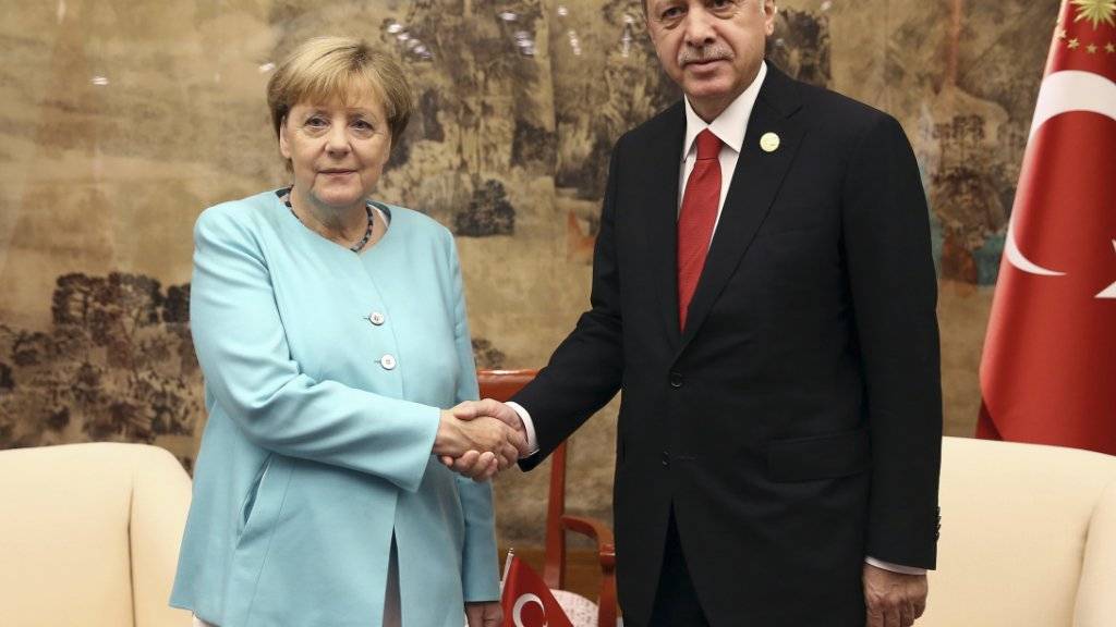 Das Lächeln ist noch zaghaft, doch die Stimmung entspannter als auch schon: Die deutsche Kanzlerin Merkel und der türkische Präsident Erdogan bei ihrem Treffen in Hangzhou.