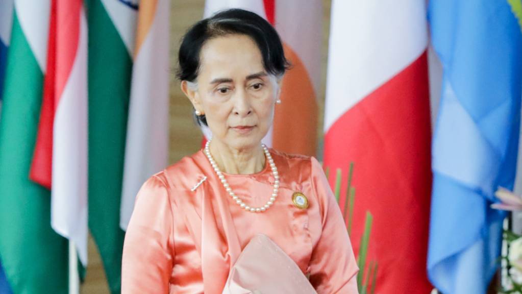 Aung San Suu Kyi, Myanmars Regierungschefin, kommt beim 13. Asien-Europa-Treffen an. 