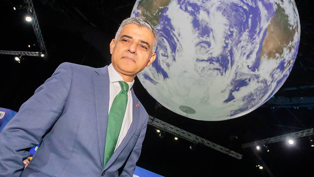 FILED - Londons Bürgermeister Sadiq Khan auf der Klimakonferenz in Glasgow. Photo: Christoph Soeder/dpa