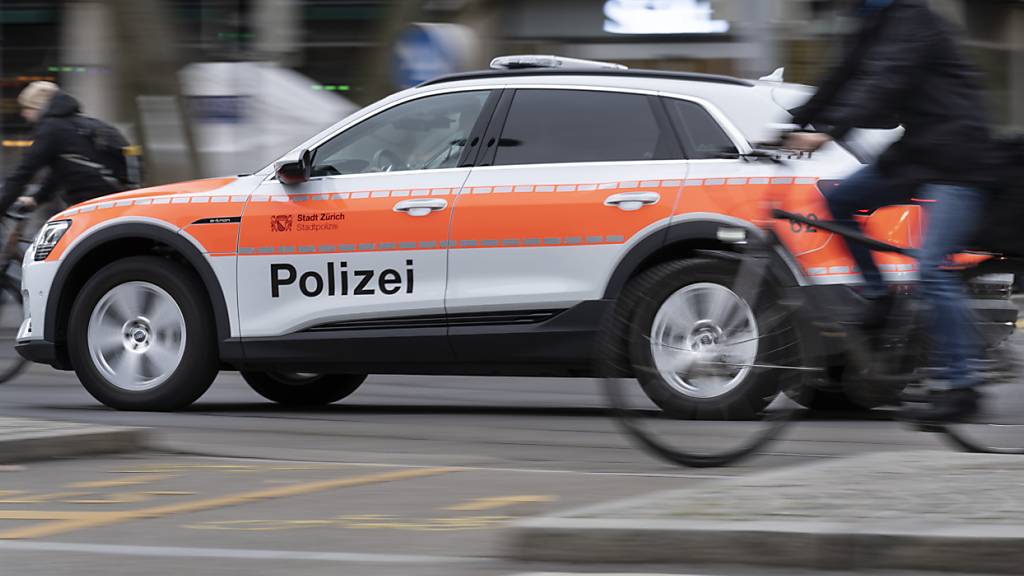 Eine Autolenkerin prallte am Dienstagabend mit ihrem Fahrzeug in einen Streifenwagen der Stadtpolizei Zürich. Zwei Polizisten wurden mittelschwer verletzt. (Symbolbild)