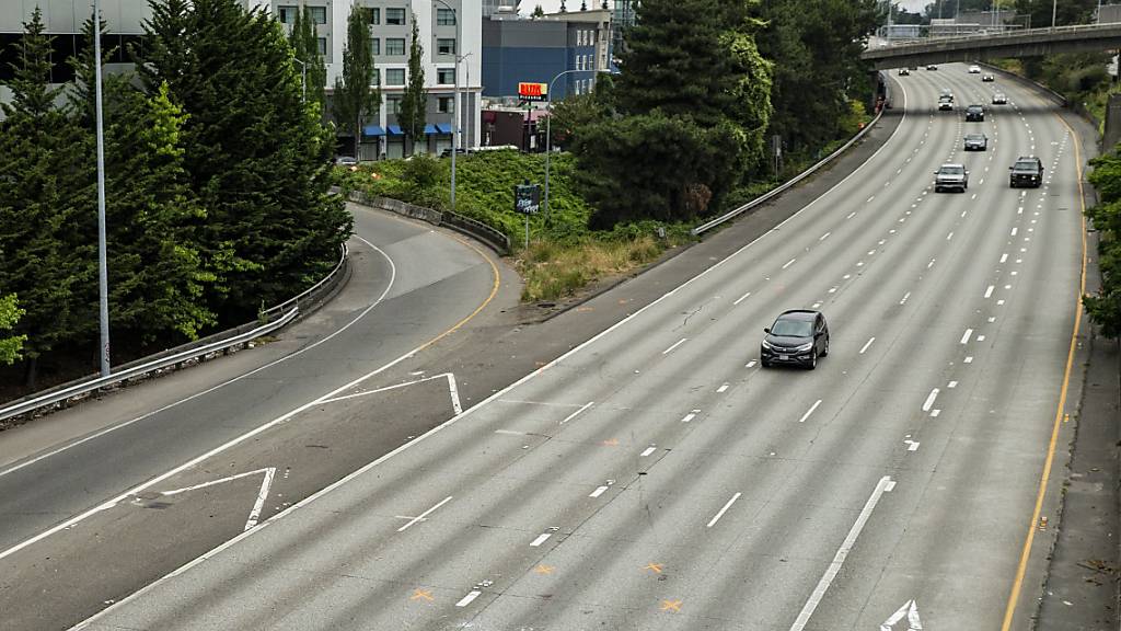Auf dieser geschlossenen Autobahn in der US-Stadt Seattle rammte ein Autofahrer zwei Demonstrantinnen.