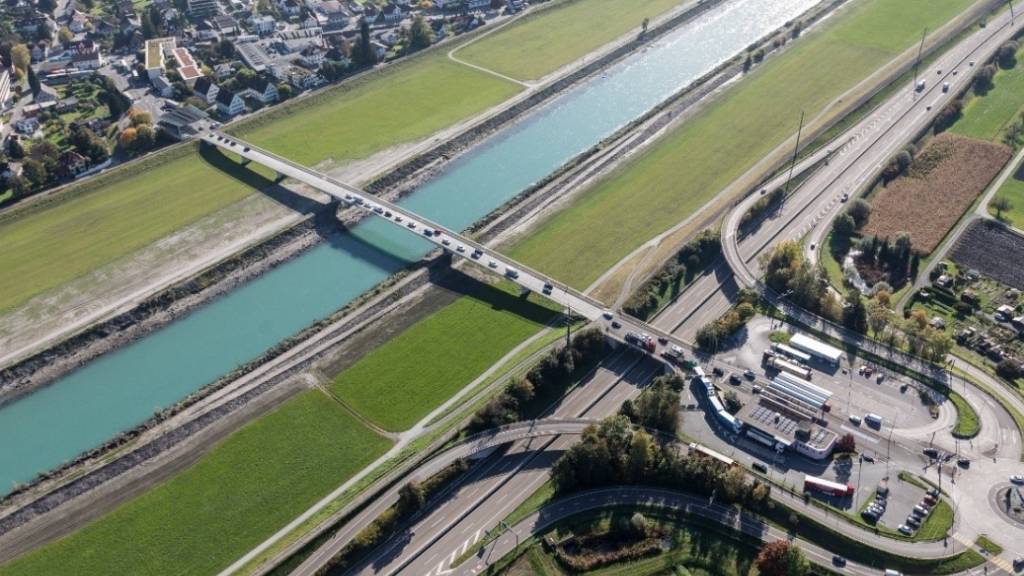 Die Grenzbrücke Au-Lustenau hat bald die Nutzungsdauer von 70 Jahren erreicht und wird deshalb mit einem Monitoringsystem überwacht.