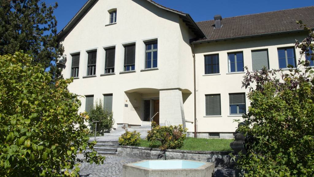 Schon nach wenigen Tagen war der Beschuldigte mit der Betreuung der Zwillingsmädchen überfordert. Weil er die Säuglinge verletzt haben soll, steht der Schweizer am Dienstag in Hinwil vor Gericht. (Archivbild)