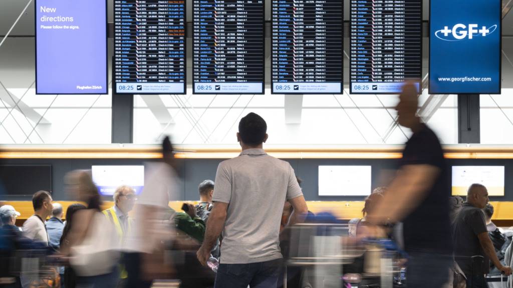 Wer online eincheckt und rechtzeitig am Flughafen Zürich erscheint, vermeidet Stress vorm Erholungsurlaub. (Archivbild)