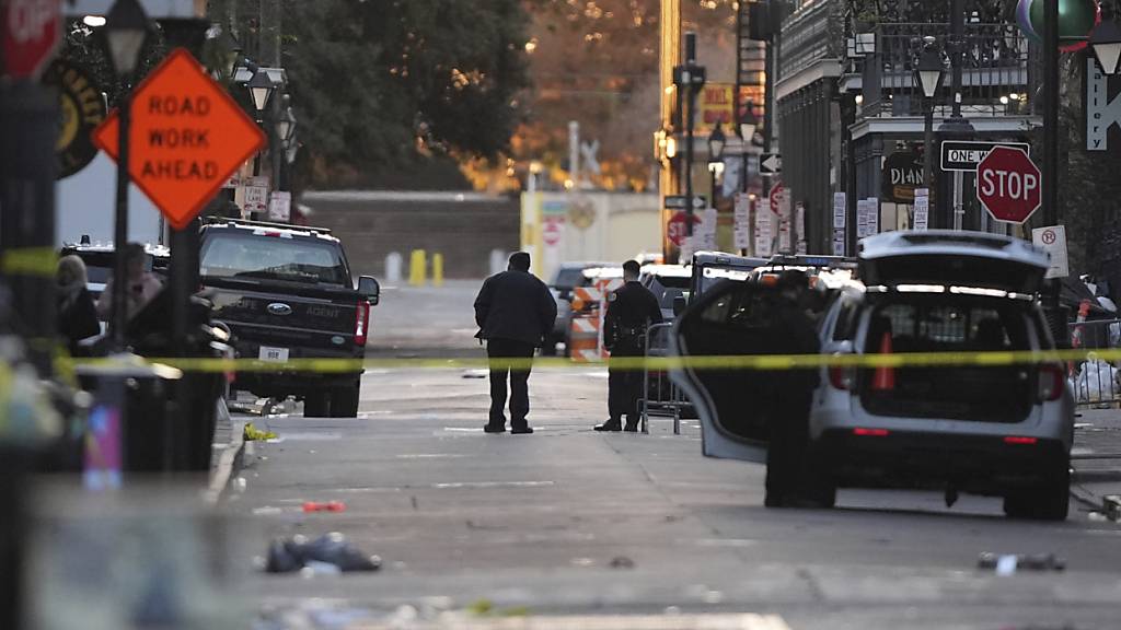dpatopbilder - Rettungskräfte sind vor Ort, nachdem ein Fahrzeug in eine Menschenmenge auf der Canal und Bourbon Street in New Orleans gefahren ist. Foto: Gerald Herbert/AP/dpa