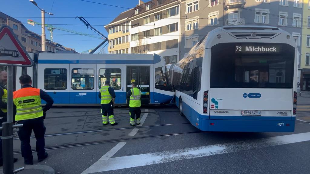 Tram prallt am Albisriederplatz in einen Bus – 3 Personen verletzt
