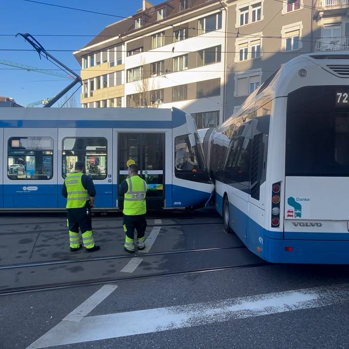 Tram prallt am Albisriederplatz in einen Bus – 3 Personen verletzt