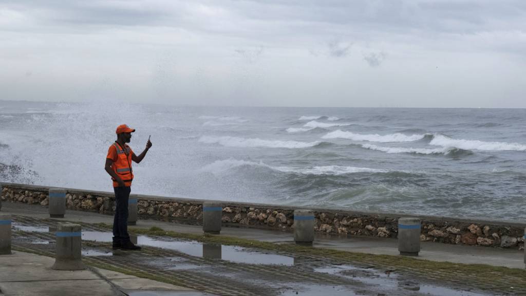 Von Tropensturm «Franklin» aufgepeitschte Wellen brechen an der Ufermauer in Santo Domingo. Foto: Ricardo Hernandez/AP/dpa