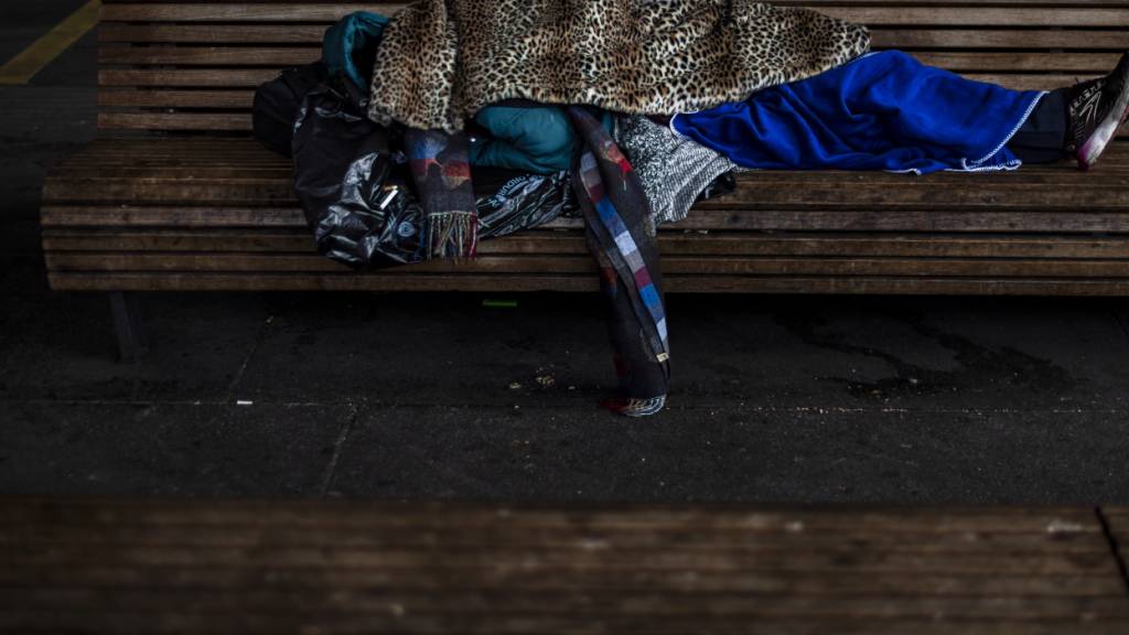 In der Stadt St. Gallen gibt es immer mehr Menschen ohne eine Wohnung. Szenen wie hier in Zürich könnten gemäss Fachleuten daher künftig zunehmen. (Symbolbild)