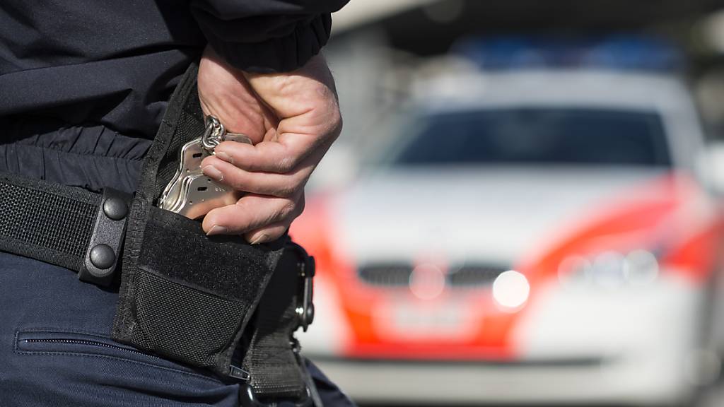 In Chur versuchte am Freitagabend ein Mann mit seinem Wagen vor einer Polizeikontrolle zu fliehen. (Symbolbild)