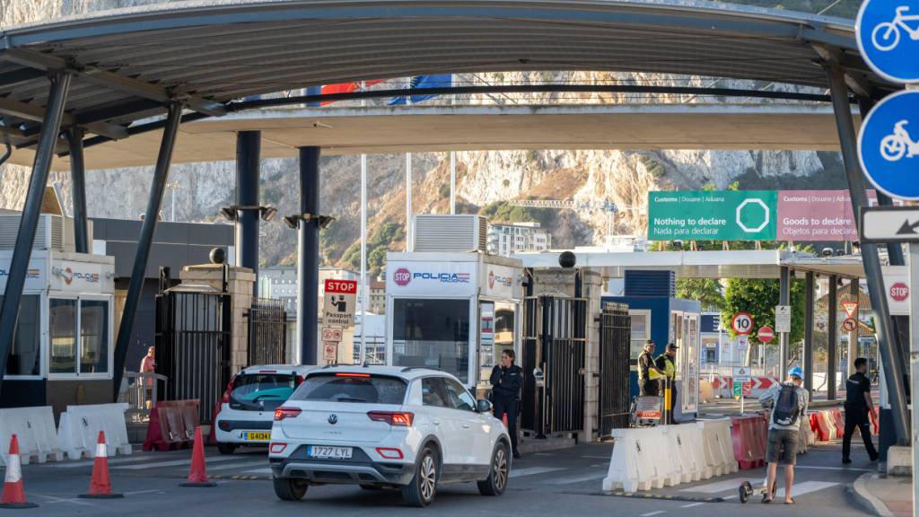ARCHIV - Während der Feierlichkeiten zum Nationalfeiertag im britischen Territorium Gibraltar fahren Fahrzeuge an der Grenzkontrollstelle in La Linea de Concepcion nach Gibraltar ein. Foto: Marcos Moreno/AP/dpa