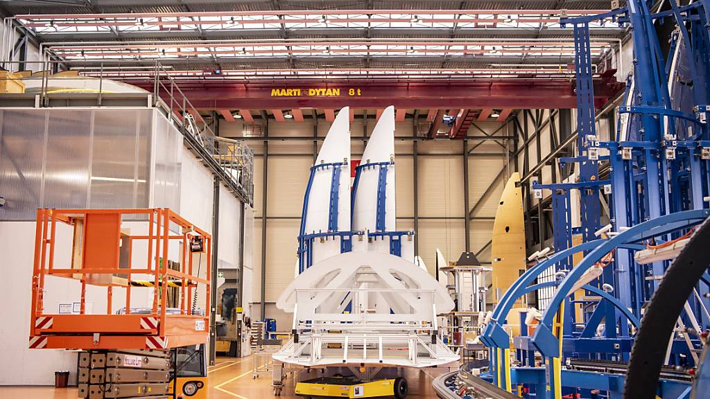 Ruag International hat 2020 einen Umsatz- und Auftragsrückgang hinnehmen müssen  - im Bild die Herstellung von Raketenteilen und Raketenspitzen in Emmen. (Archvibild)
