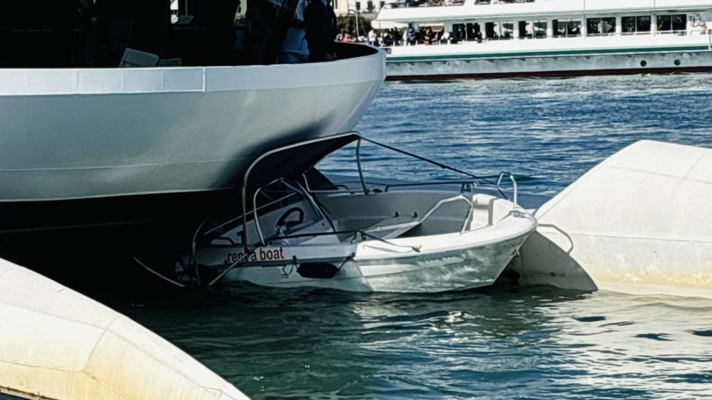 Schiff und Motorboot kollidieren auf Vierwaldstättersee