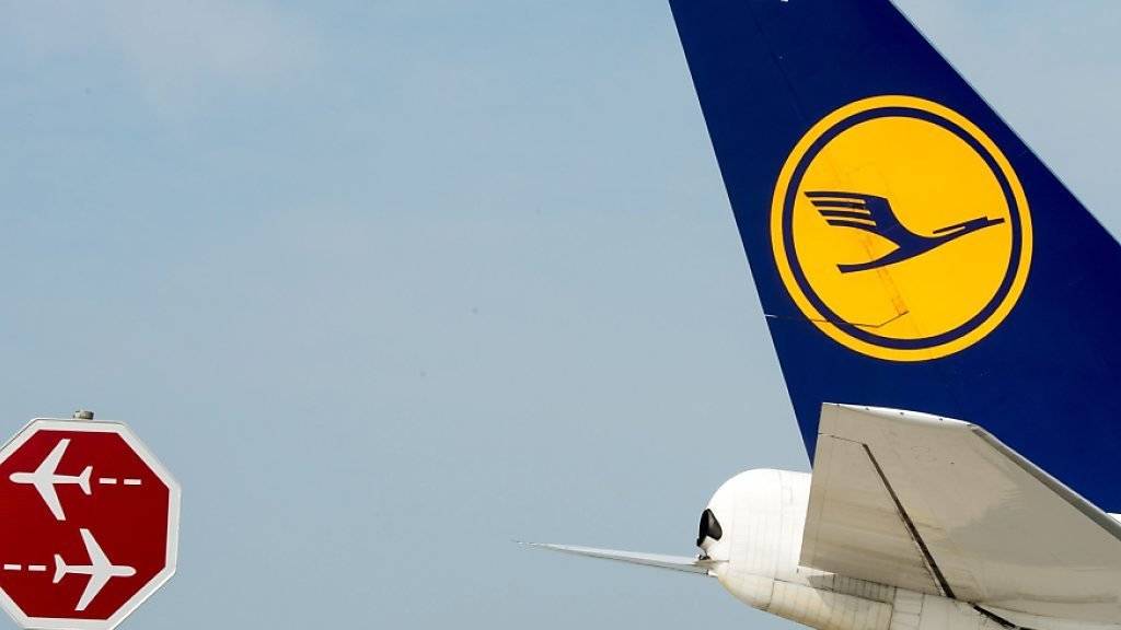 Bei der Lufthansa kommt es wieder zu Streiks: Lufthansa-Flugzeug am Flughafen in München.