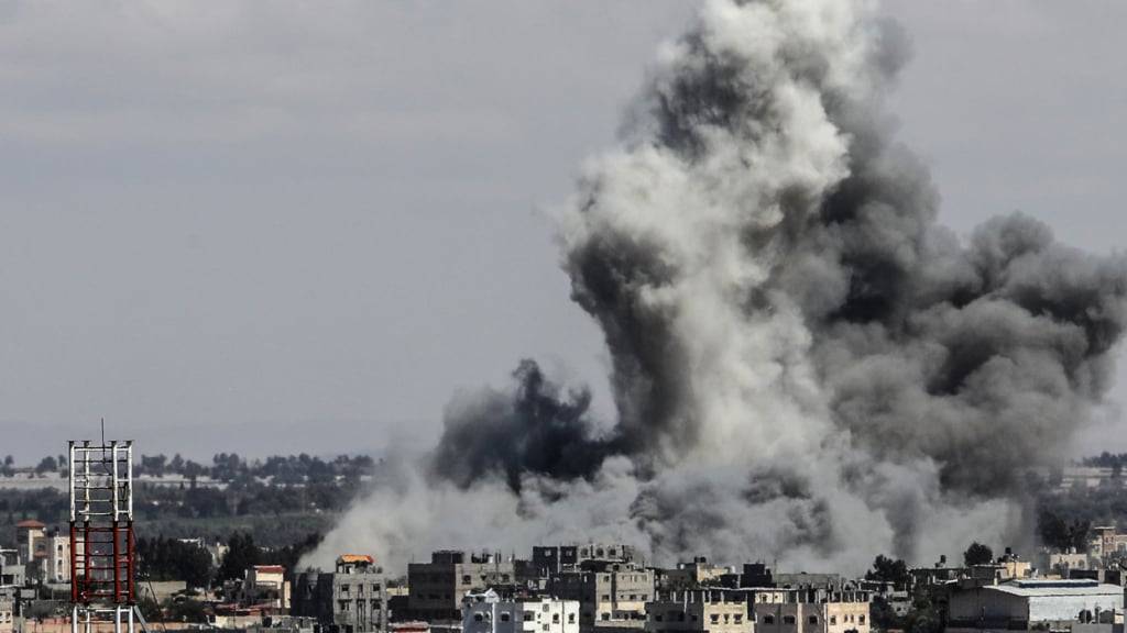 dpatopbilder - Nach einem israelischen Luftangriff auf den Osten der Stadt Rafah im südlichen Gazastreifen steigt Rauch auf. Foto: Abed Rahim Khatib/dpa