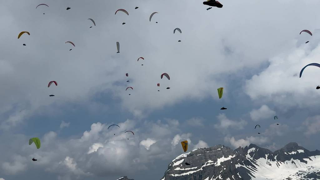130 Gleitschirmflieger kreisen oberhalb von Engelberg