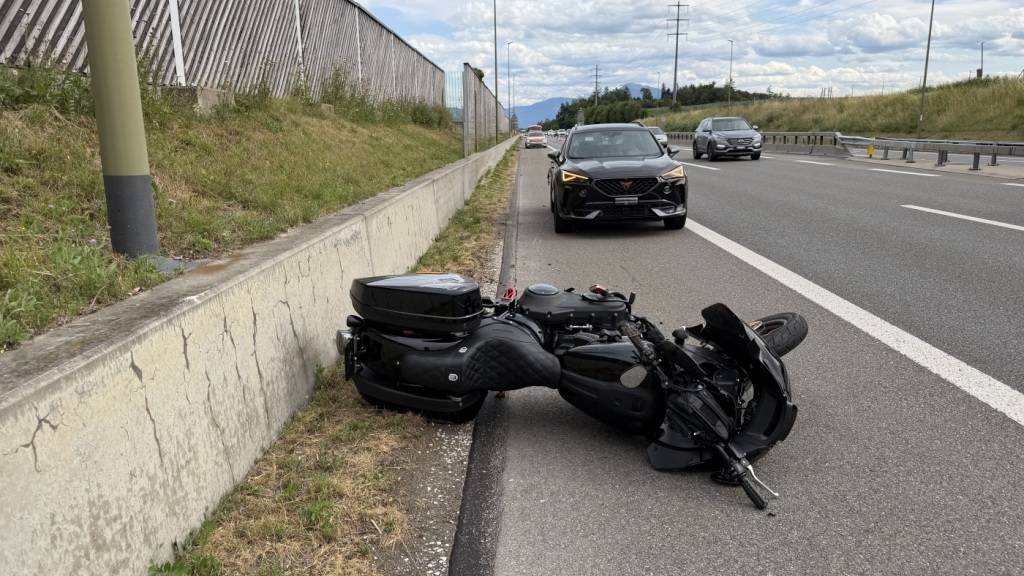 Ein Motorradfahrer prallte auf das Heck eines Autos und verletzte sich schwer.