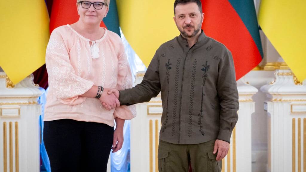 HANDOUT - Die litauische Premierministerin Ingrida Simonyte (l) und der ukrainische Präsident Wolodymyr Selenskyj (r). Foto: ---/Ukrainian Presidential Press Office/AP/dpa - ACHTUNG: Nur zur redaktionellen Verwendung und nur mit vollständiger Nennung des vorstehenden Credits