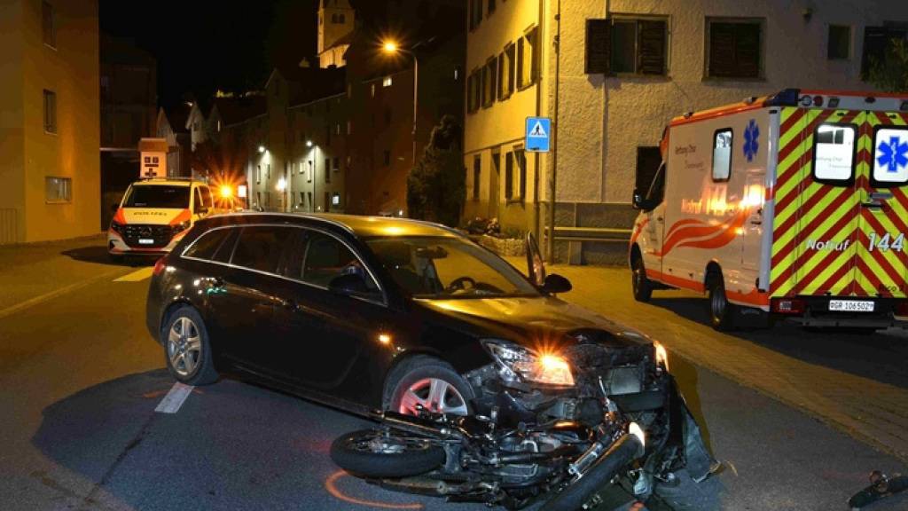 Der Autofahrer übersah den Töfffahrer, woraufhin Letzterer stürzte und sich verletzte.