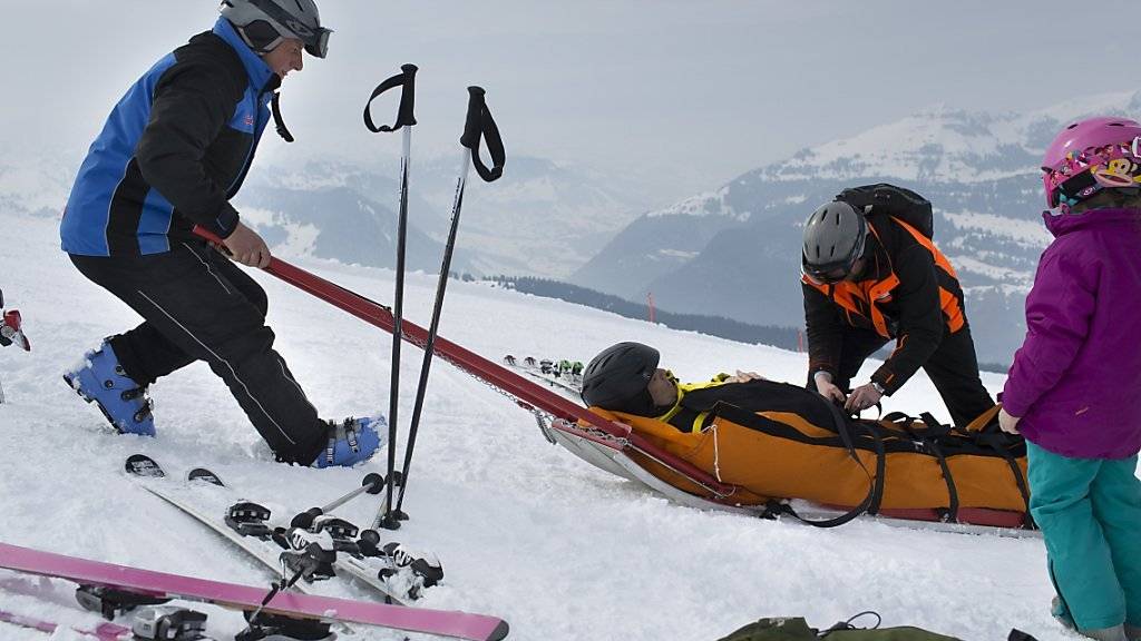 Auf den Skipisten ist es am Freitag zu einer Serie von Unfällen gekommen: Auf der Lauberhornpiste verunglückte ein 45-jähriger Skifahrer tödlich; in den Flumserbergen verletzten sich innerhalb von zwei Stunden mehrere Wintersportler bei Zusammenstössen (Symbolbild).