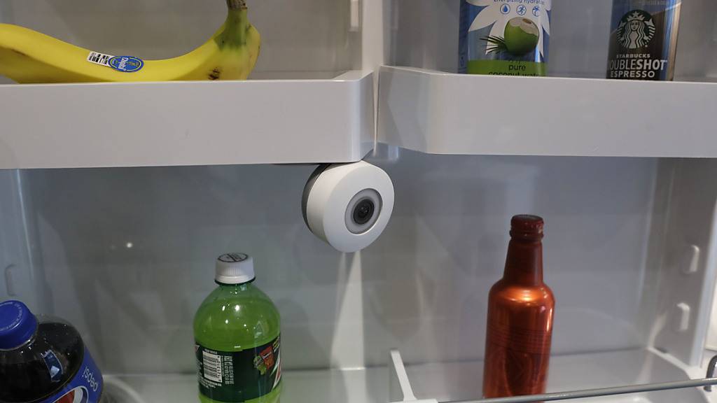Vernetzte Geräte sollen besser vor Hackern geschützt werden - im Bild eine Kühlschrank-Kamera. (Archivbild)