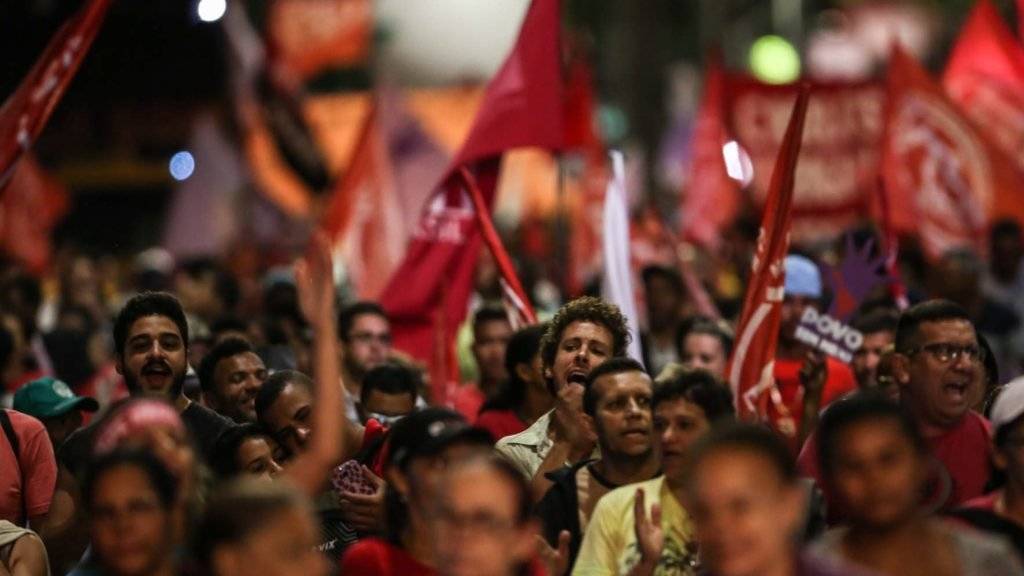 Protestzug in Sao Paulo für Brasiliens Präsidentin Dilma Rousseff