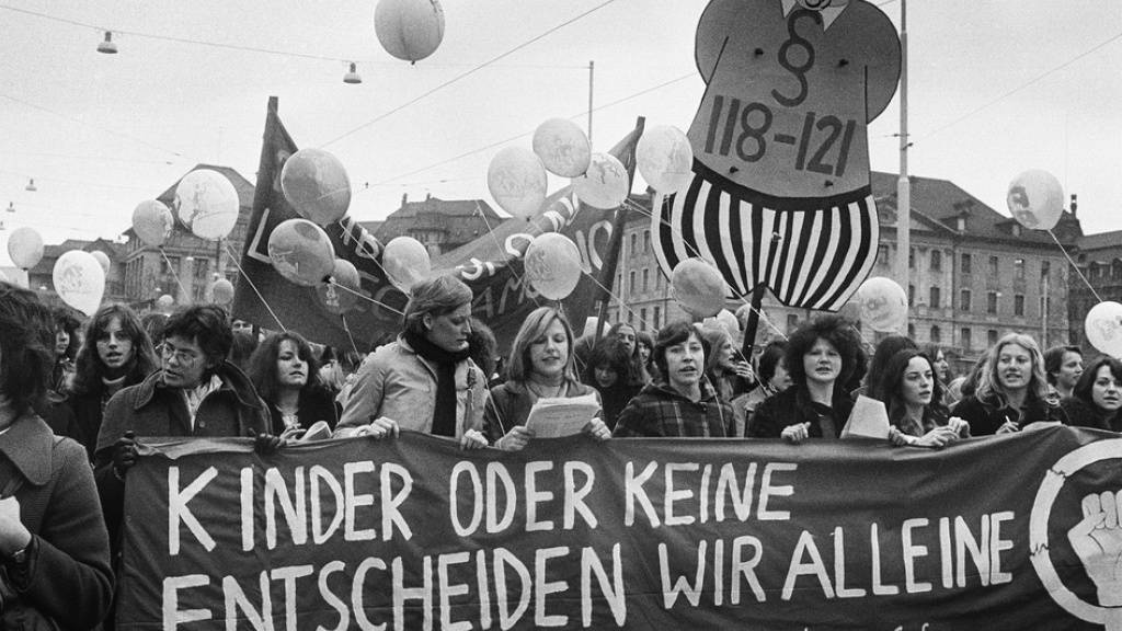 Nationale Demonstration 1975 für den straffreien Schwangerschaftsabbruch. 27 Jahre später trat die Fristenlösung in Kraft, die Abtreibungen in den ersten 12 Schwangerschaftswochen erlaubt. 2020 haben sich knapp 11'000 Frauen in der Schweiz für einen Abort entschieden (Archivbild).
