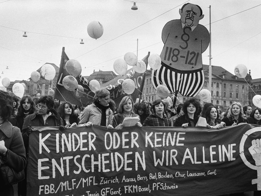 Nationale Demonstration 1975 für den straffreien Schwangerschaftsabbruch. 27 Jahre später trat die Fristenlösung in Kraft, die Abtreibungen in den ersten 12 Schwangerschaftswochen erlaubt. 2020 haben sich knapp 11'000 Frauen in der Schweiz für einen Abort entschieden (Archivbild).