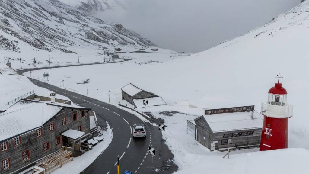 Der Oberalppass zwischen Andermatt UR und Sedrun GR ist wegen der Wintersperre ab heute Mittwochmorgen für den Strassenverkehr gesperrt. (Archivbild)