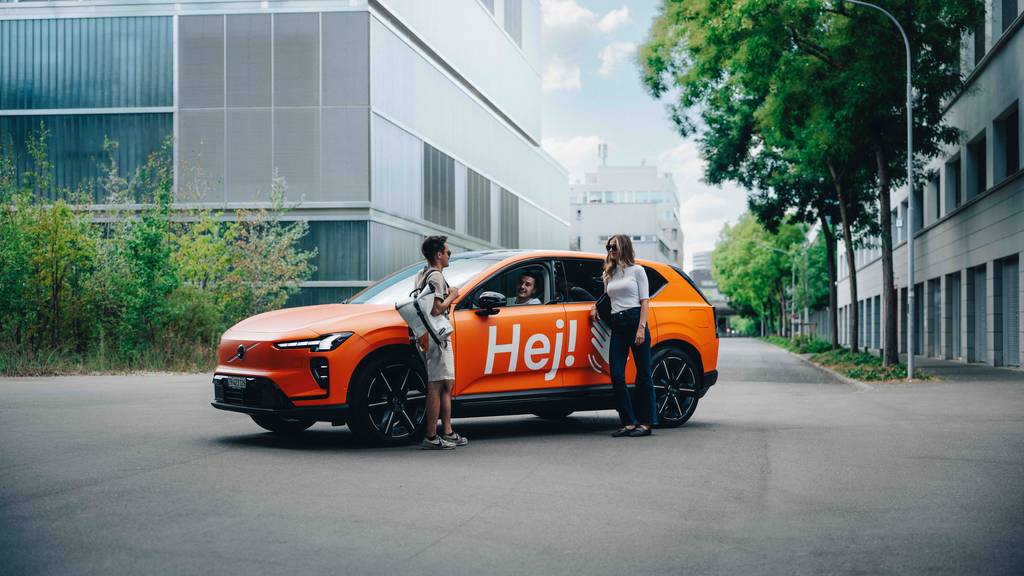 Der orangefarbene Volvo EX60.
