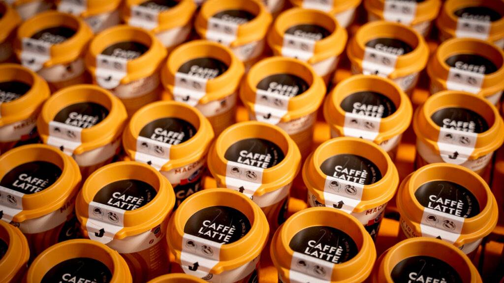 Emmi führt bei der Caffè-Latte-Produktereihe eine vollständig recyclingfähige Verpackungslösung und ein neues Design ein.
