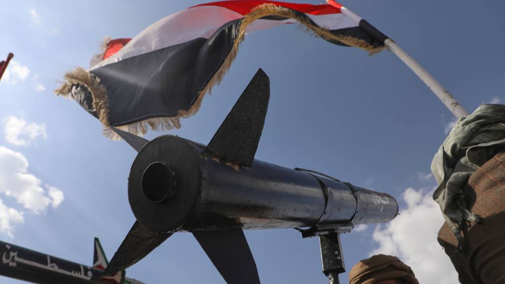 ARCHIV - Ein Huthi-Anhänger skandiert Slogans, während er eine Raketennachbildung während einer Anti-US- und Anti-Israel-Kundgebung nach israelischen Luftangriffen in Sanaa trägt. Auf der Rakete steht auf Arabisch «Palästina». Foto: Osamah Abdulrahman/AP/dpa