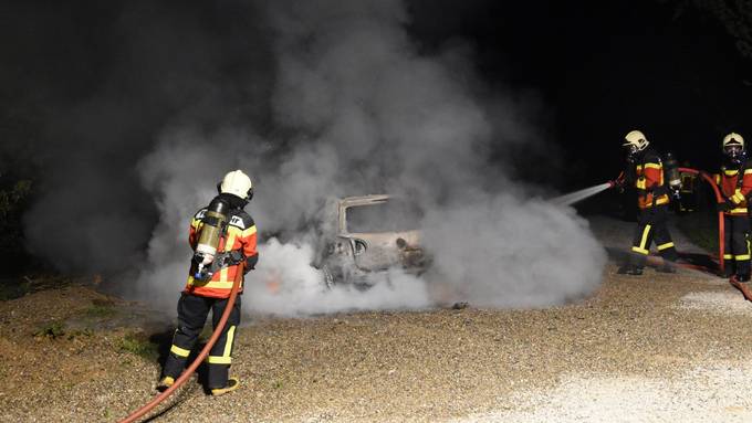 Auto nach Unfall komplett in Brand