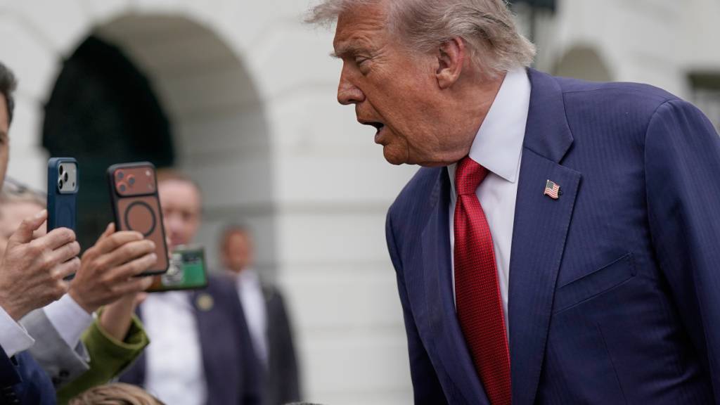 US-Präsident Donald Trump spricht zu Reportern, bevor er auf dem Südrasen des Weißen Hauses zur Marine One geht. Foto: Jose Luis Magana/AP/dpa