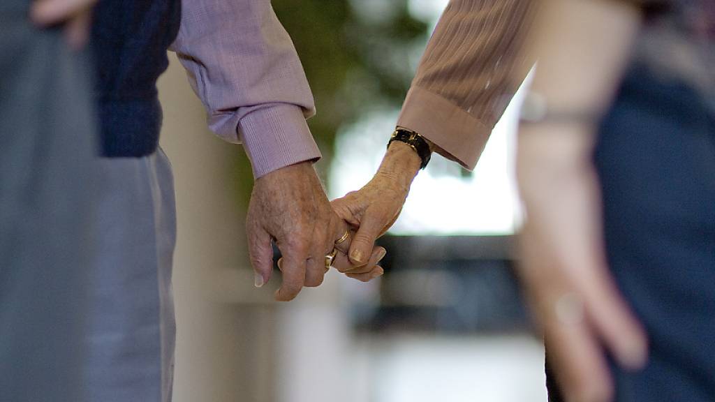 Ein Paar nimmt an einem Tanznachmittag teil: Im Alter von 65 Jahren stabilisiert sich die Beziehungszufriedenheit gemäss einer Studie auf einem hohen Niveau. (Archivbild)