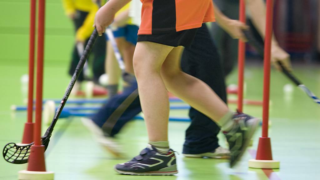 Im Kanton Obwalden sollen sich die Schülerinnen und Schüler trotz leichter Erkrankung oder Verletzung am Sportunterricht beteiligen können. (Archivbild)