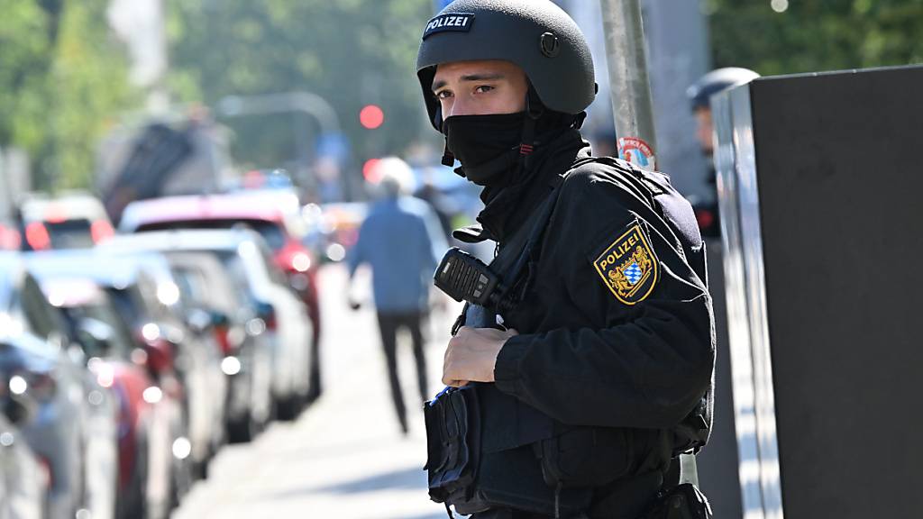 Polizisten sind in München im Einsatz. Foto: Peter Kneffel/dpa