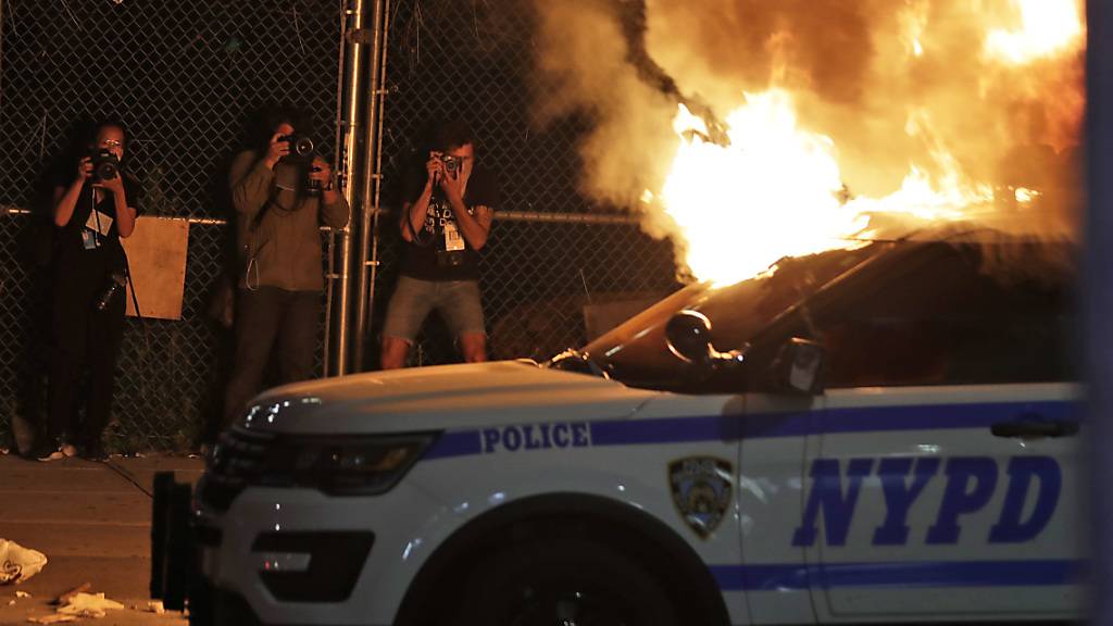 Im New Yorker Stadtteil Brooklyn setzten Demonstranten ein Polizeiauto in Brand.