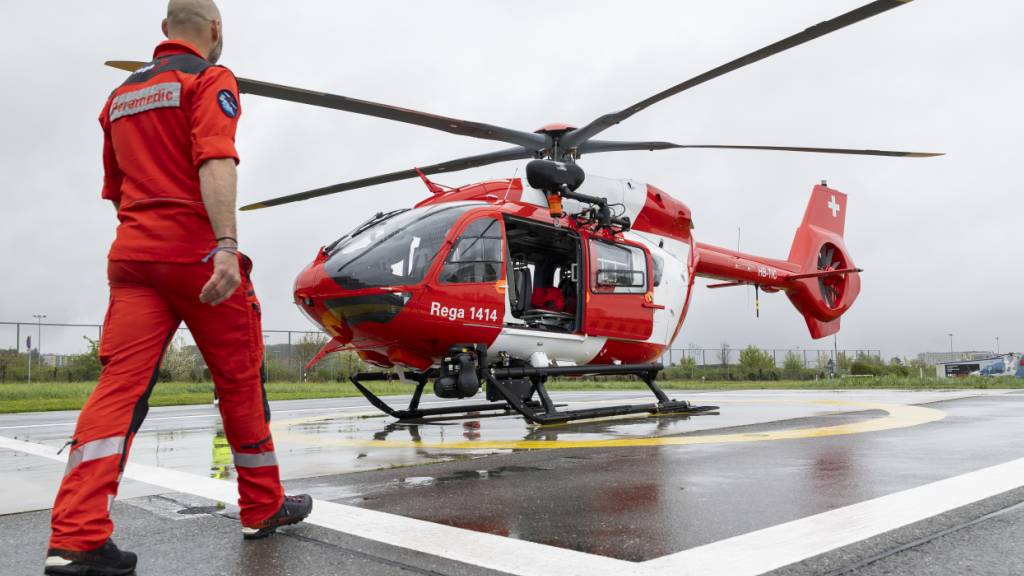 Die Rega brachte den Jugendlichen ins Spital. (Symbolbild)