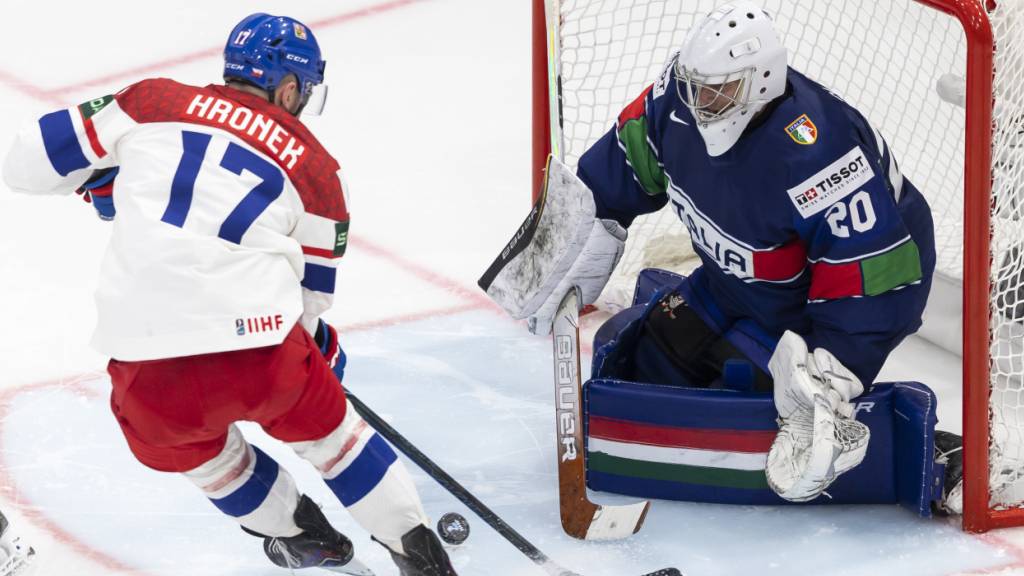Brachte die tschechischen Stürmer 45 Minuten lang zur Verzweiflung, konnte den Sieg aber nicht festhalten: Italiens Goalie Damian Clara im Duell mit Filip Hronek