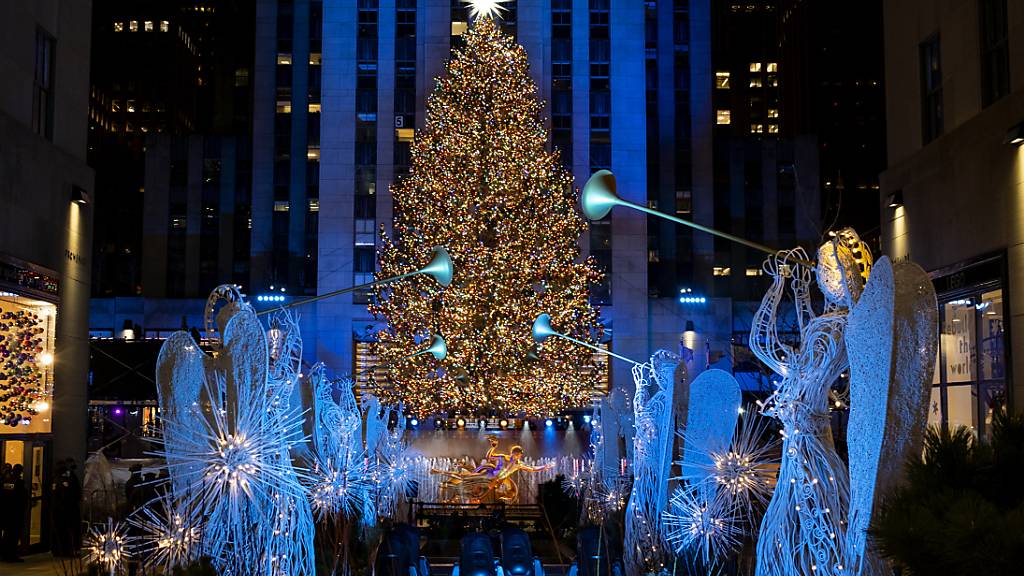 Mehr als 50.000 Lichter wurden am Weihnachtsbaum vor dem Rockefeller Center angezündet. Aufgrund der Corona-Beschränkungen fand das Spektakel am Rockefeller Center diesmal allerdings ohne Zuschauer vor Ort und nur als reine TV-Übertragung statt. Foto: Craig Ruttle/AP/dpa