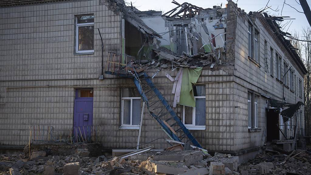 Ein Kindergarten in Kiew ist durch einen russischen Drohnenangriff beschädigt worden. Foto: Efrem Lukatsky/AP