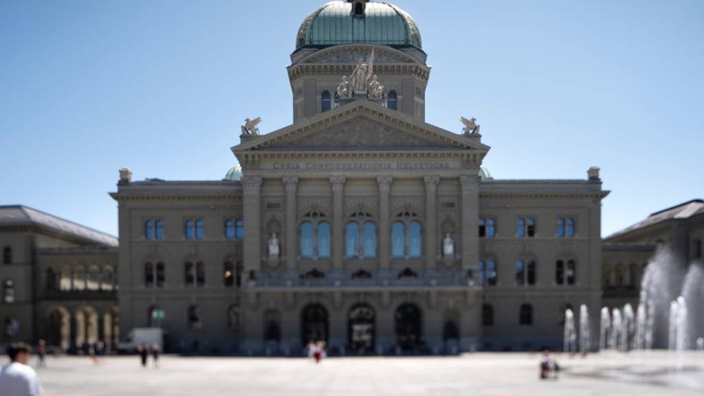 Bundeshaus in Bern: Die Schweizer Wirtschaft wird derzeit durch die Zollpolitik von US-Präsident Donald Trump gebremst. (Archivbild)