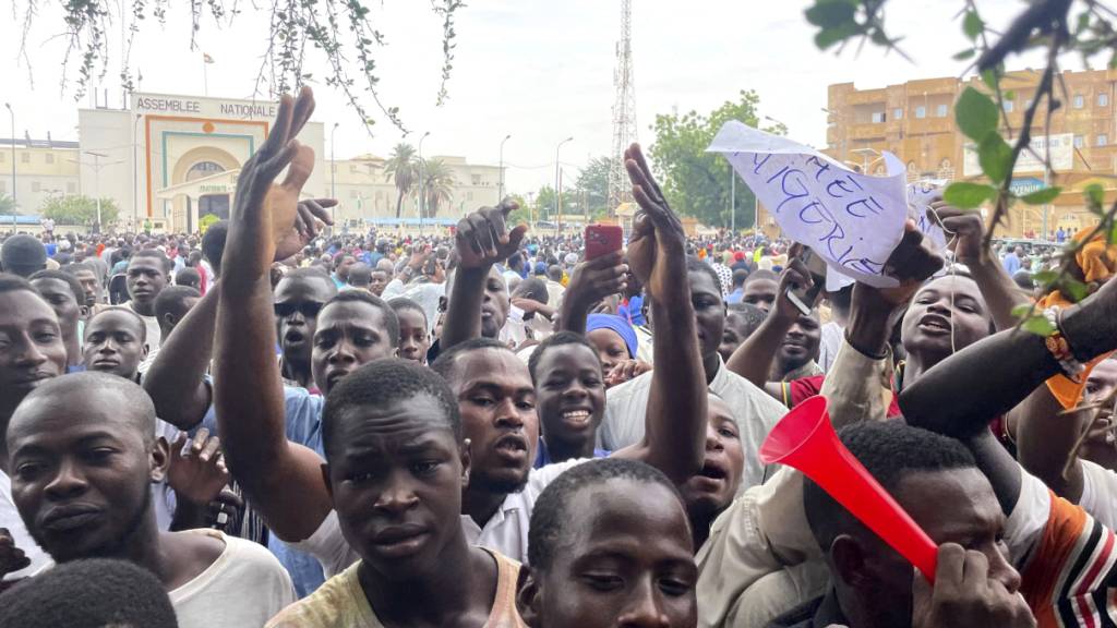 Anhänger meuternder Soldaten während einer Demonstration in Niamey. Foto: Sam Mednick/AP/dpa