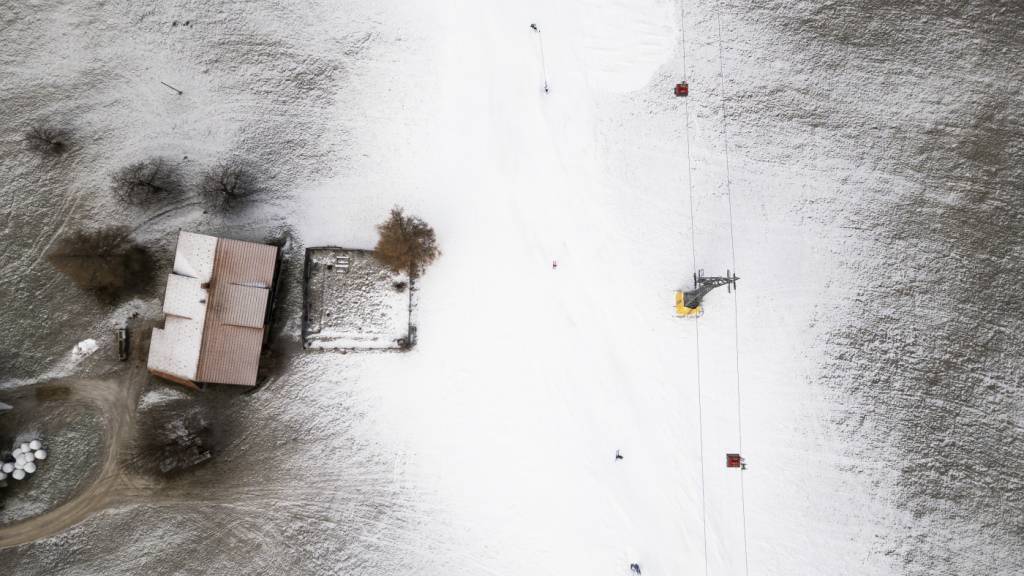 Ein Snowboarder ist am Samstagvormittag im Berner Oberland tödlich verunfallt. (Symbolbild)