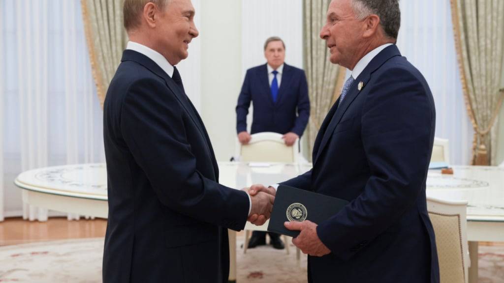 ARCHIV - Wladimir Putin (l) und Steve Witkoff (r) reichen sich die Hände (Archivbild). Foto: Gavriil Grigorov/Pool Sputnik Kremlin/AP/dpa