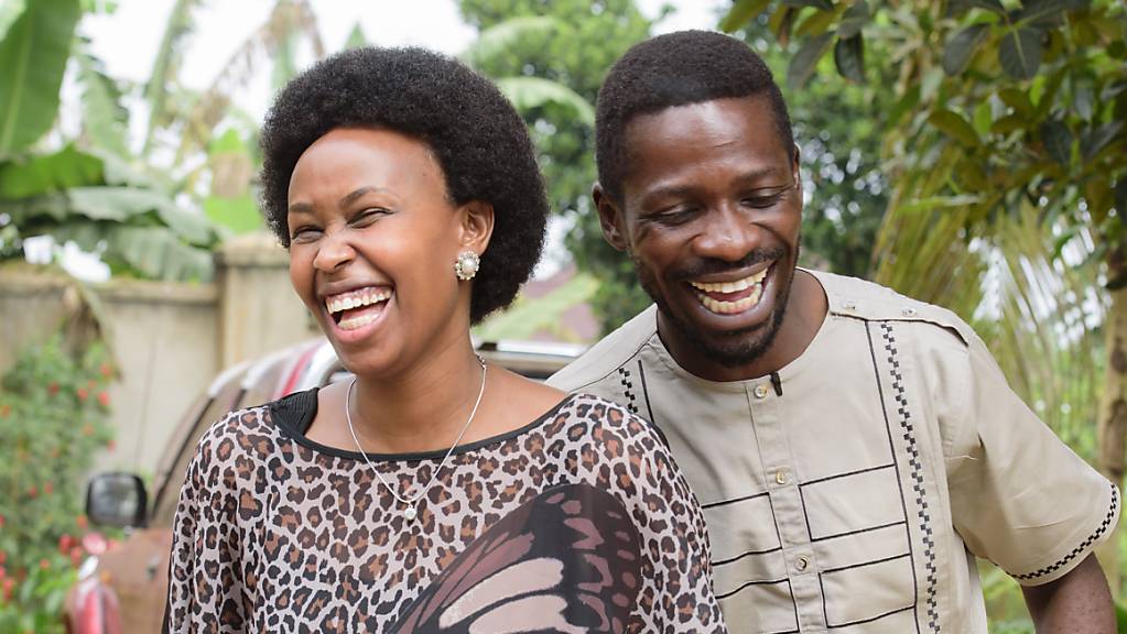Bobi Wine, Popstar und Präsidentschaftskandidat der Opposition, mit bürgerlichem Namen Robert Kyagulanyi, lacht nach der Stimmabgabe zur Präsidenten- und Parlamentswahl mit seiner Frau Barbie Kyagulanyi. Foto: Nicholas Bamulanzeki/AP/dpa